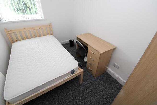 Bright double bedroom with study desk and chair...