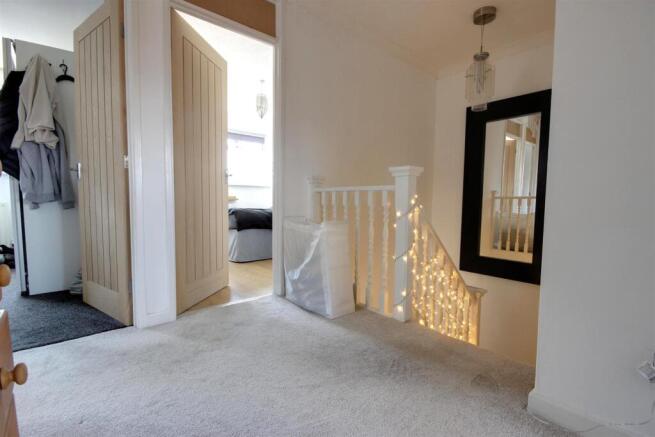 4 bed Semi-Detached for sale Image 9