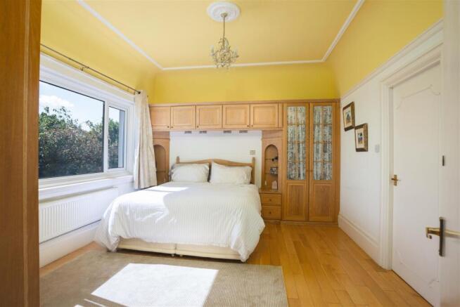 5 bed Detached for sale Image 10