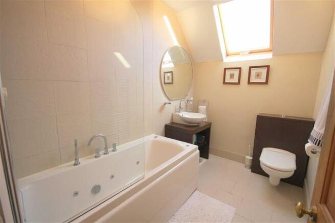 FAMILY BATHROOM / WC