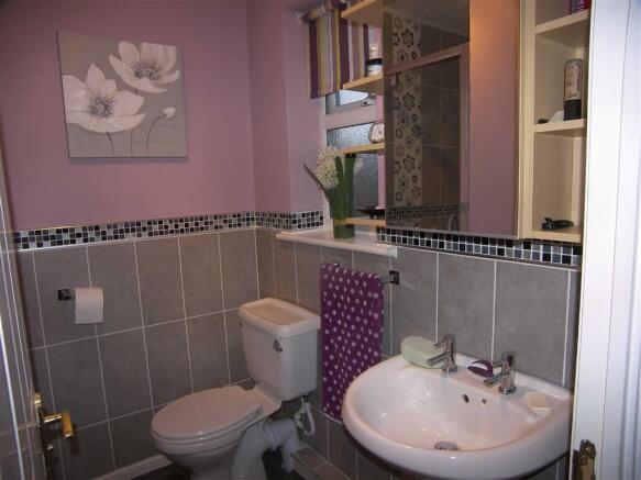 EN-SUITE SHOWER ROOM