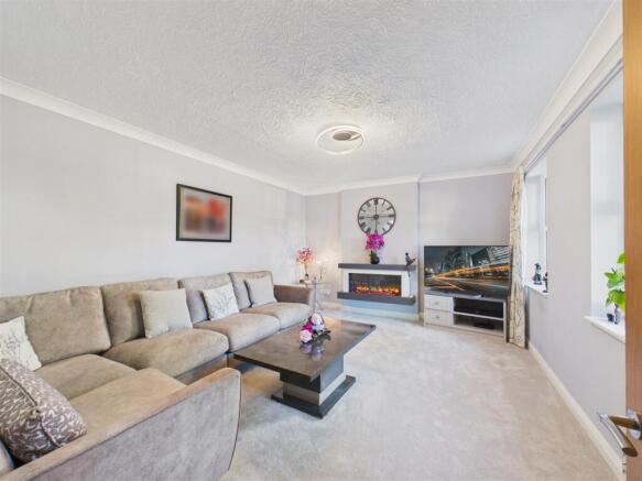 5 bed Detached for sale Image 10