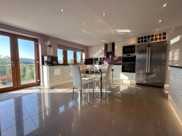 6 bed Detached for sale Image 10