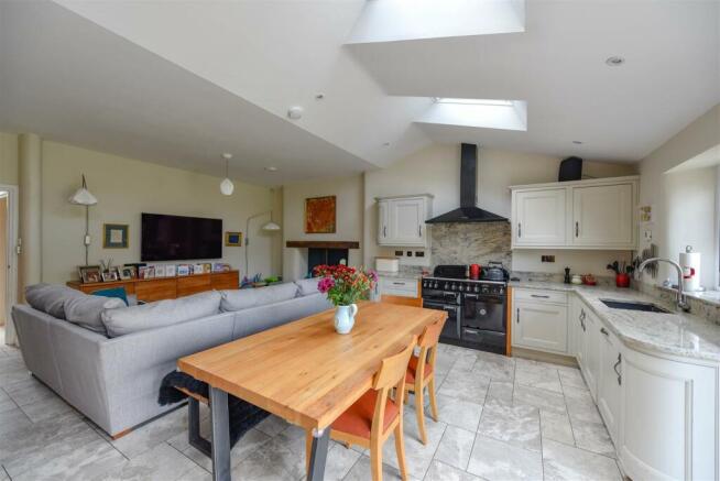 KITCHEN/DINER/FAMILY ROOM