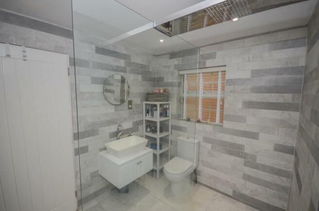 Shower room pic 2.jpg