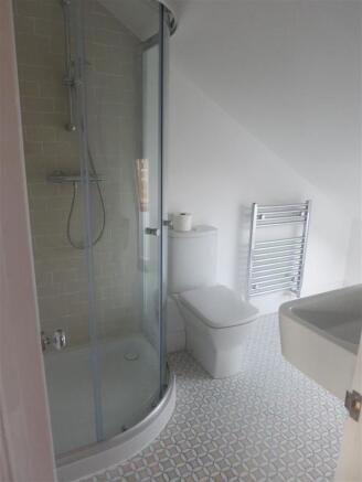15) En-suite.jpg