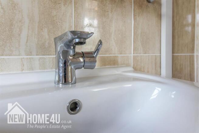 FAMILY BATHROOM: