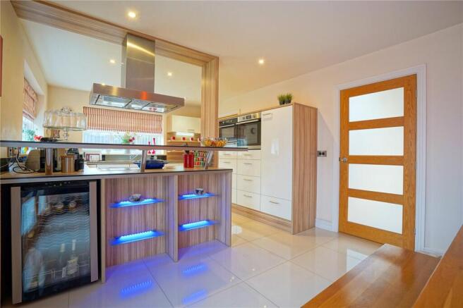 5 bed Detached for sale Image 7