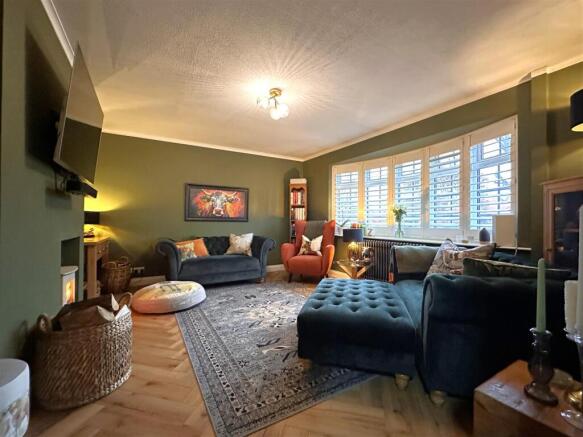 Generous Bow-Fronted Lounge 452