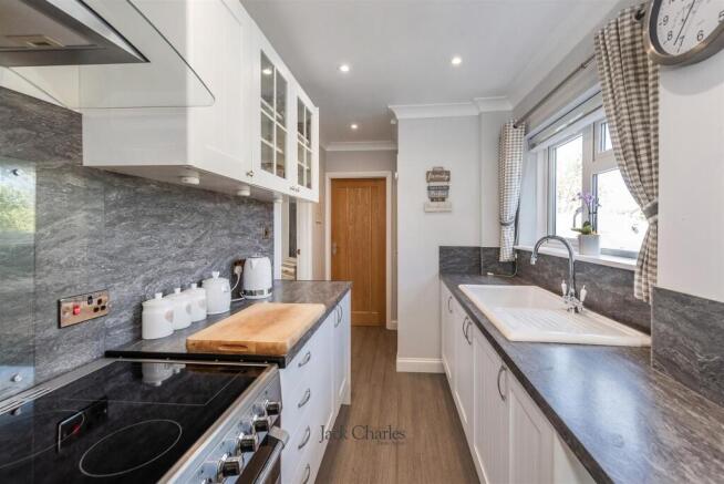 5 Burns Crescent, TN9 2PS 004.jpg