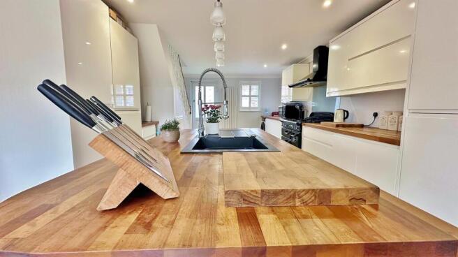 KITCHEN/BREAKFAST ROOM