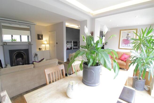 GARDEN ROOM/ DINING AREA