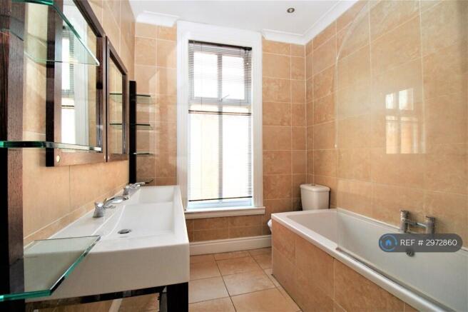 5 bed Detached to rent Image 10