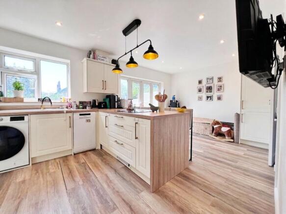 3 bed Semi-Detached for sale Image 4