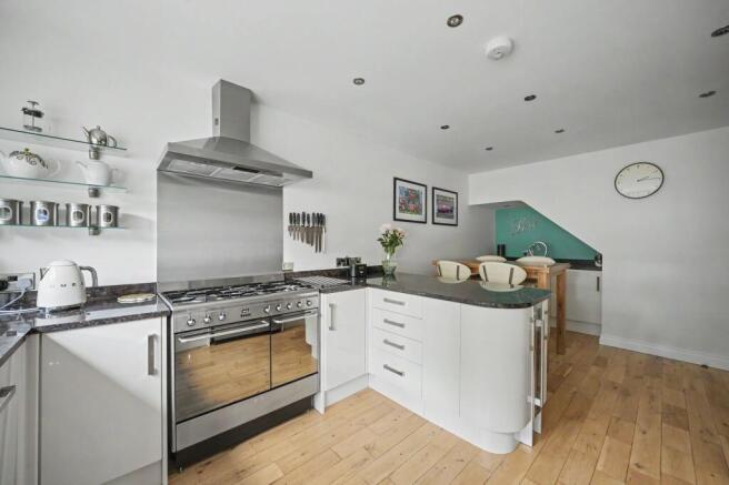 6 bed Detached for sale Image 12