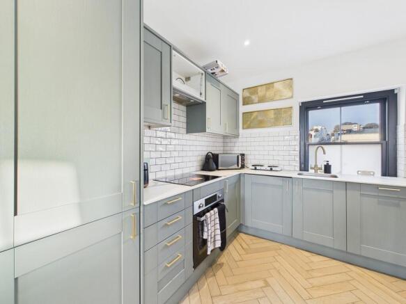 CAM04693G0-PR0085...