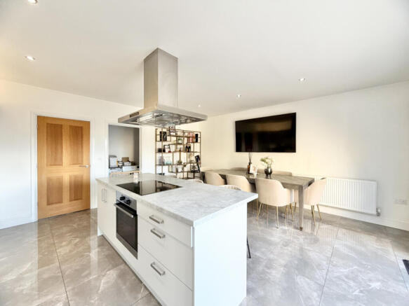 4 bed Detached for sale Image 5