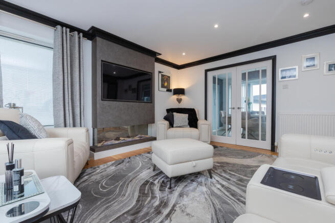 78 Glenfield Road pa2 8te-19