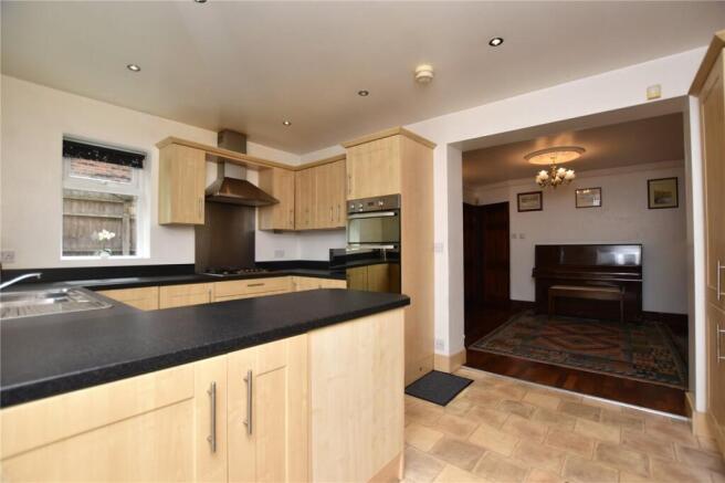 4 bed Semi-Detached for sale Image 5