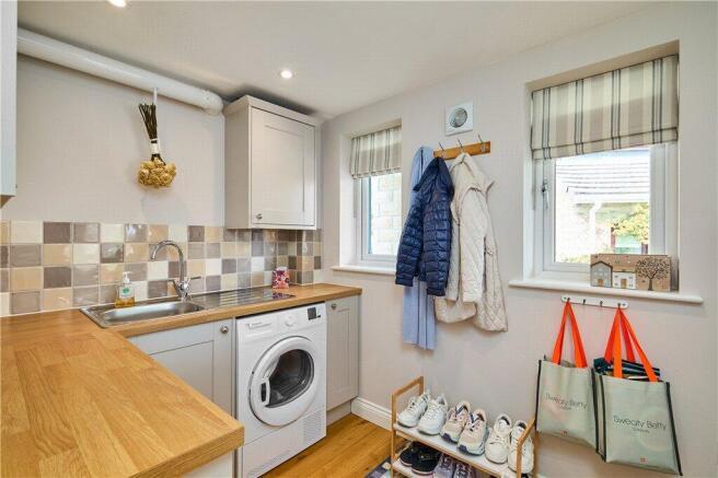 4 bed Semi-Detached for sale Image 6