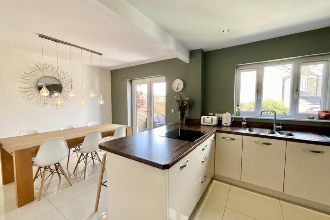 4 bed Detached for sale Image 7