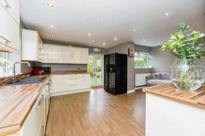 4 bed Semi-Detached for sale Image 10