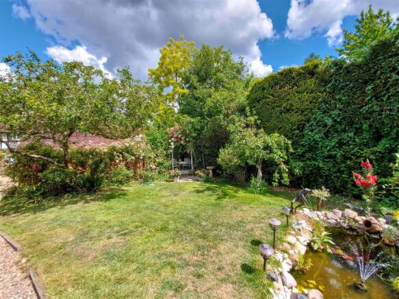 DELIGHTFUL SECLUDED REAR AND SIDE GARDENS