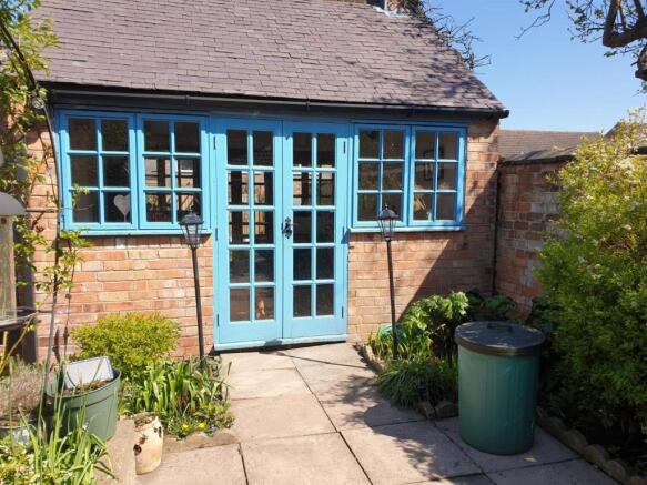 SUMMERHOUSE