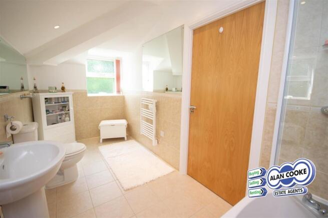 EN-SUITE BATHROOM