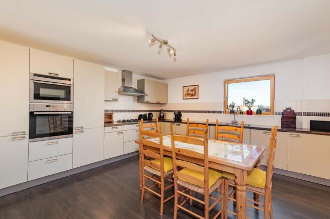 KITCHEN / DINING