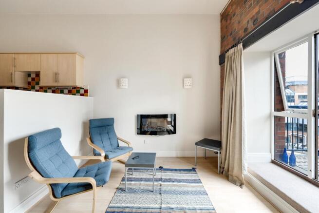 Living room ()