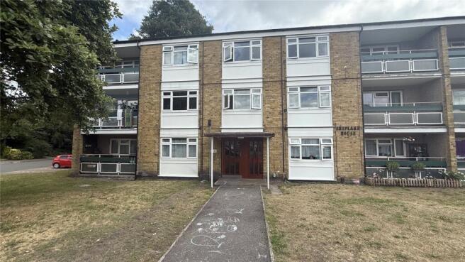 2-bed flat on Segsbury Grove, Bracknell, Berkshire, RG12, £170,000