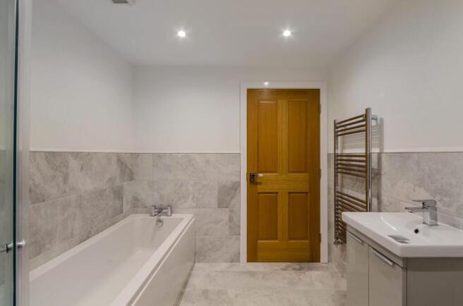 4 bed Semi-Detached to rent Image 9