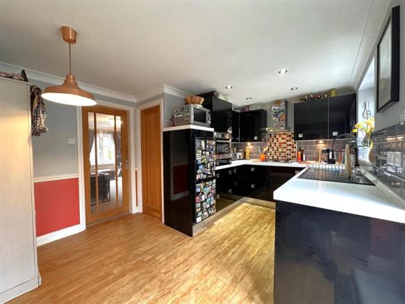 Spacious Dining Kitchen 934