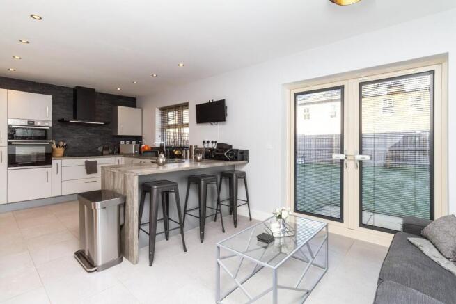 5 bed Detached for sale Image 4