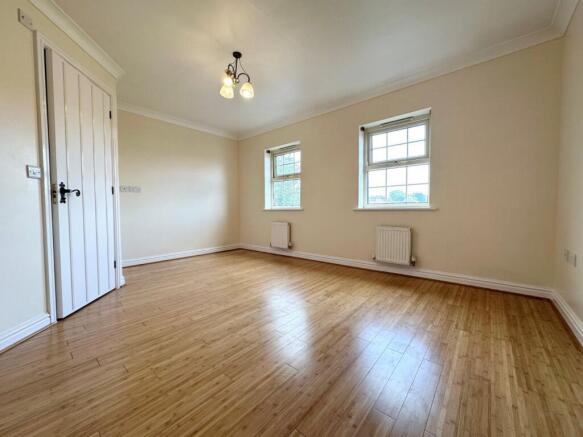 3 bed Town House for sale Image 5