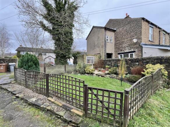 Walled Frontage, Enclosed Rear Yard & Shared Garde