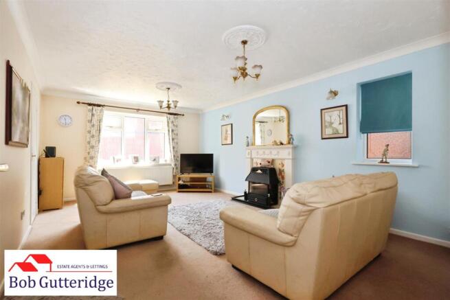 LOUNGE / DINING ROOM