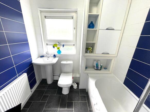 Bathroom 2.JPG