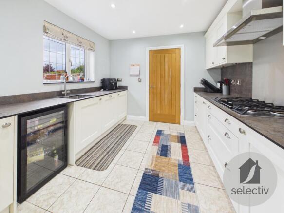 4 bed Detached for sale Image 8