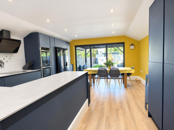 KITCHEN/DINER/FAMILY ROOM: