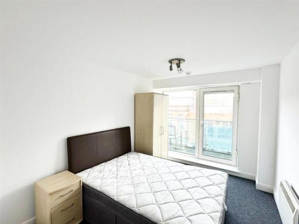 3 bed Flat to rent Image 4