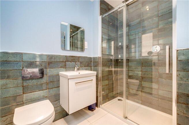 5 bed Detached for sale Image 8