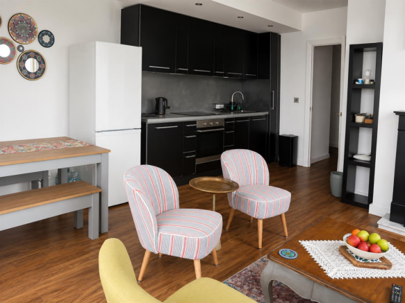 3 bed Flat to rent Image 8