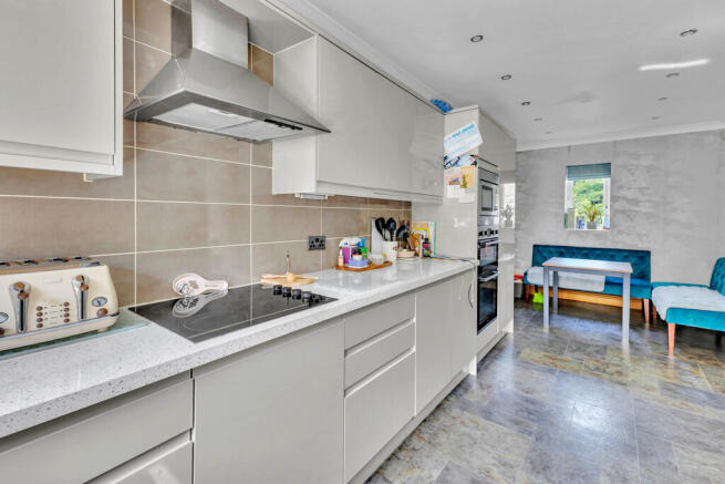 5 bed Detached for sale Image 8