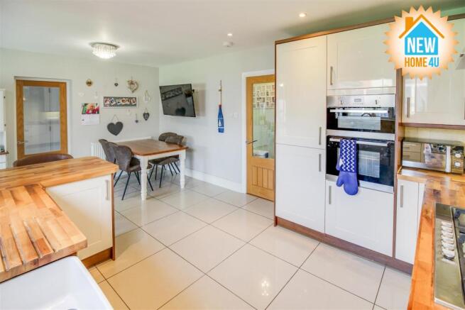 KITCHEN / DINING / DAY ROOM: