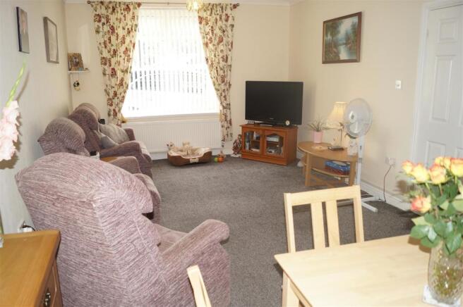 LOUNGE/DINING AREA