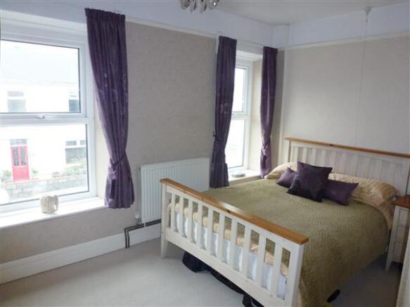 FRONT BEDROOM 1 :