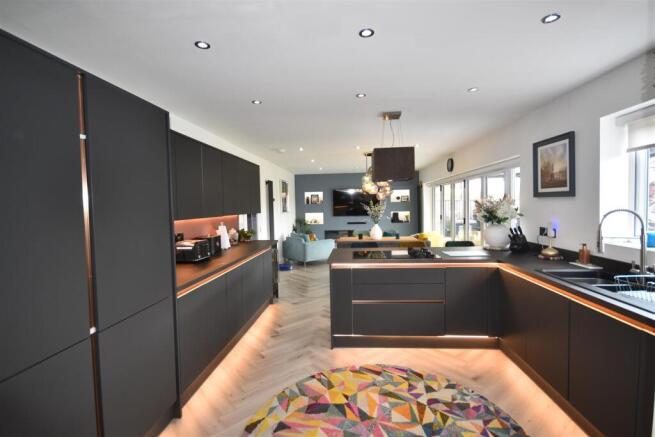 5 bed Detached for sale Image 11
