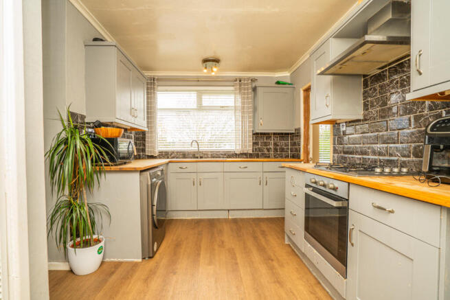Brooklands Avenue, Seacroft, Leeds photo 4